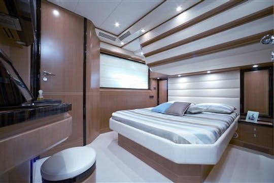  Yacht de luxe Sarnico 65 : votre aventure sur la Riviera italienne vous attend