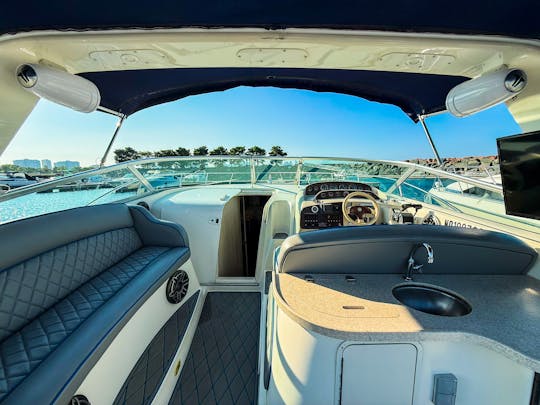 Fiesta Vee 330 de lujo Rinker de 33 pies con sonido de primera calidad
