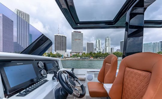 ¡DISFRUTE DE MIAMI con el yate a motor FJORD de 40 pies!