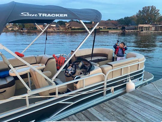 2018 Sun Tracker Pontoon For Rent, enjoy fishing, cruising and more!