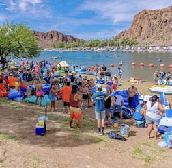 アリゾナ州メサのソルトリバーでのチュービング旅行の交通費が含まれています.