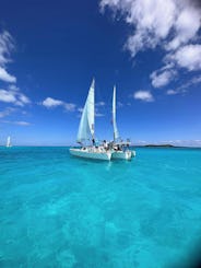 Una experiencia tropical en un enorme trimarán de vela