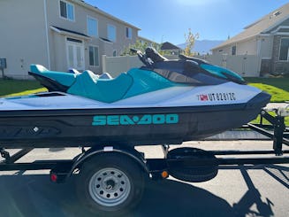 Aproveite os dias quentes de verão no lago com este Sea-Doo Deluxe GTI