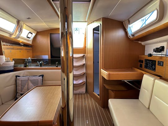 Escape Manhattan! Take the LIRR directly to this beautiful 36' Jeanneau!