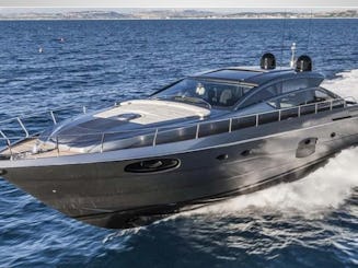 Yacht à moteur Pershing Express de 65 pieds. Profitez des Hamptons avec style !