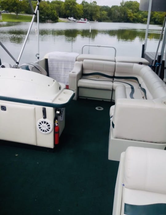 Year Round! Weekdays/weekends 24ft Crest Party Pontoon For Rent