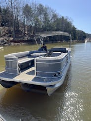 Desfrute de um lindo dia no Lago Norman com um luxuoso Tri-toon de 23 pés e um tubo gratuito!