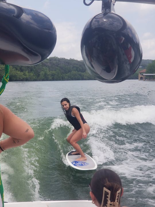 Expérience haut de gamme : tout ce dont vous avez besoin pour surfer, faire du wakeboard, faire du tube et nager.