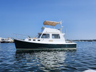 Navegue pela Baía de Casco a bordo do Flye Point Trawler de 32 pés!