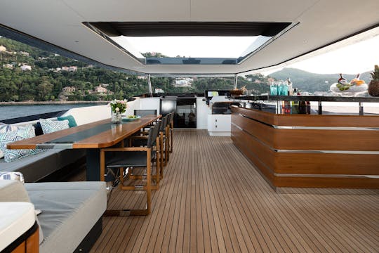 LUXURY 88' SIRENA YACHT CHARTER