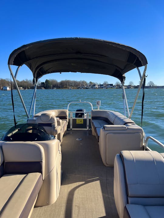 2019 26' Suntracker Pontoon Party Barge Lake Norman