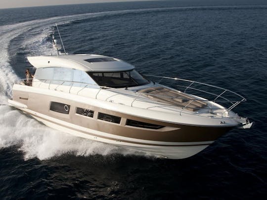  Experimente a elegância à tona — a bordo do iate Prestige de 55 pés! 🌊