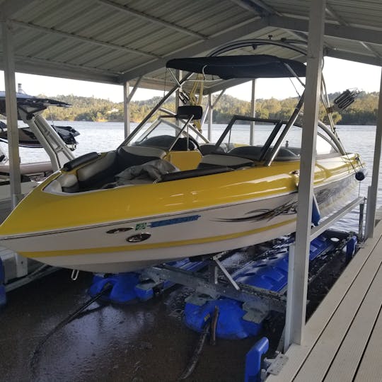 Surfea con el dragón en el barco Yellow Tige de 22 pies