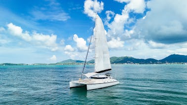 Catamarán de vela «Amadeus» en Phuket, Tailandia