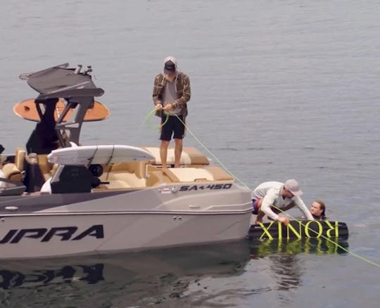 Practica wakesurf en Toronto en un barco de vela de élite (incluye conductor/instructor)