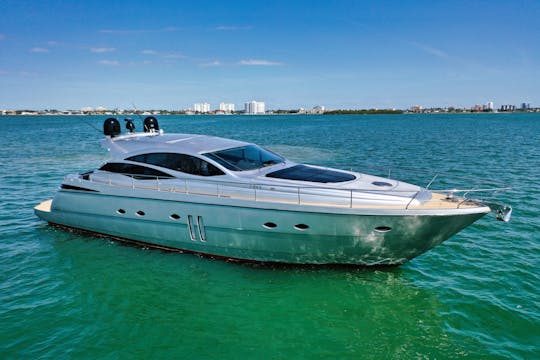 Le yacht de luxe 62 Pershing sur l'eau !