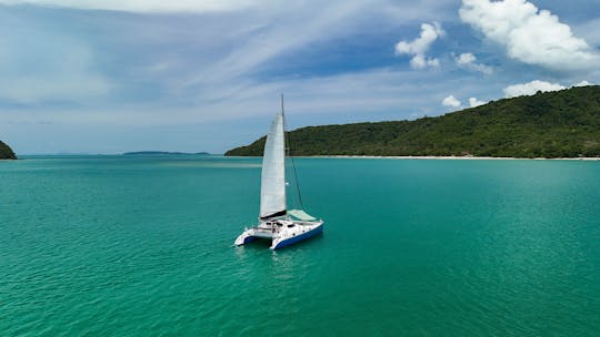 Aventura noturna à vela no catamarã “Shindig” em Phuket, Tailândia