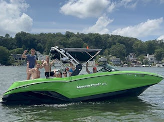 Mastercraft NXT22 Wakeboat: navega con nosotros y comprueba por qué los profesionales lo hacen mejor.