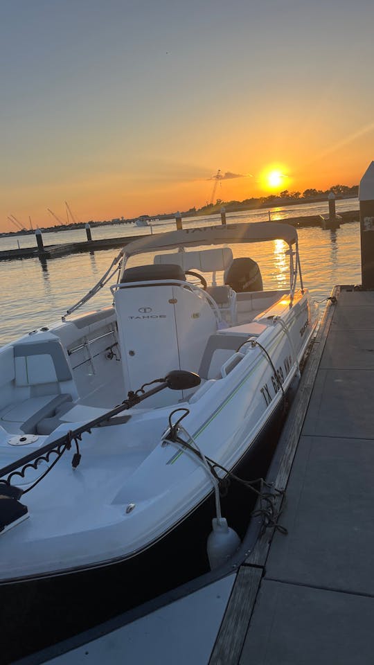 Set Sail in Style: for Ultimate Water Fun! | 21ft Tahoe Deck Boat