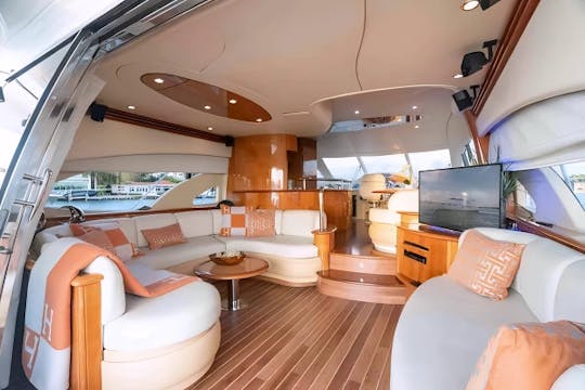 Embarquez sur le Flybridge 65 depuis le port de plaisance de Miami Beach pour une fête en yacht inoubliable ! 