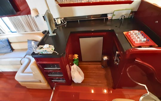 Location d'un yacht de luxe de 52 pieds dans la marina de Dubaï — croisière privée pour 16 personnes