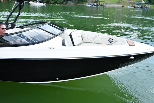 ***O melhor aluguel de barcos de luxo no Lago Lanier. Como o novo 300 HP STINGRAY 23 FT!!!