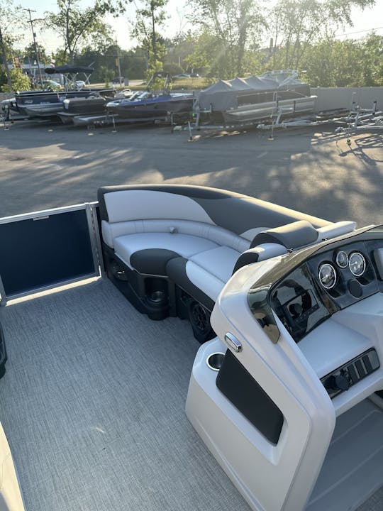 2024 Tahoe 23’ Tritoon on Lake Charlevoix | 200hp, bluetooth stereo, and Bimini