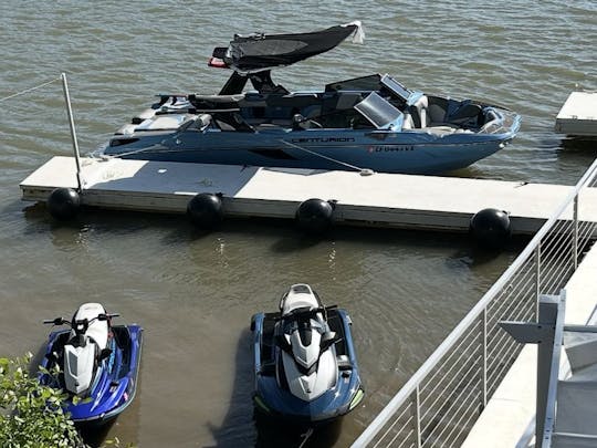 Bateau de surf 2024 avec système audio amélioré