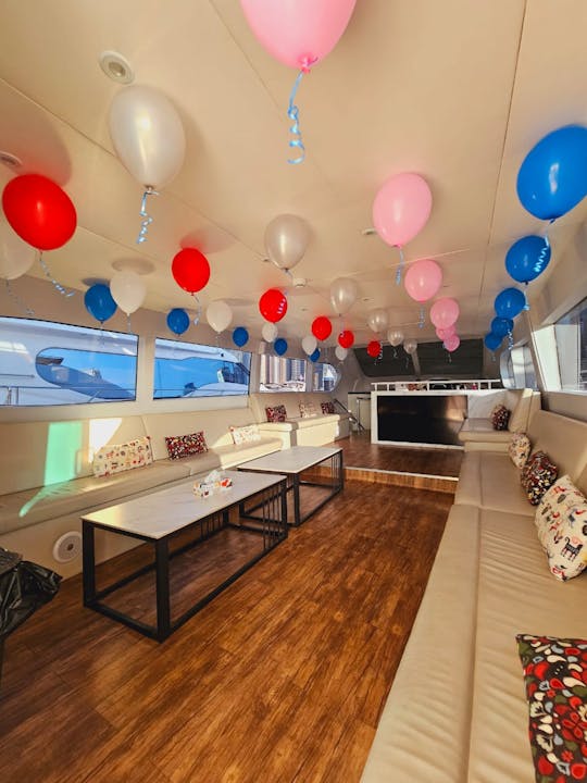 Nouveau yacht Majesty de luxe de 85 pieds pouvant accueillir jusqu'à 40 personnes, meilleure offre à Dubaï