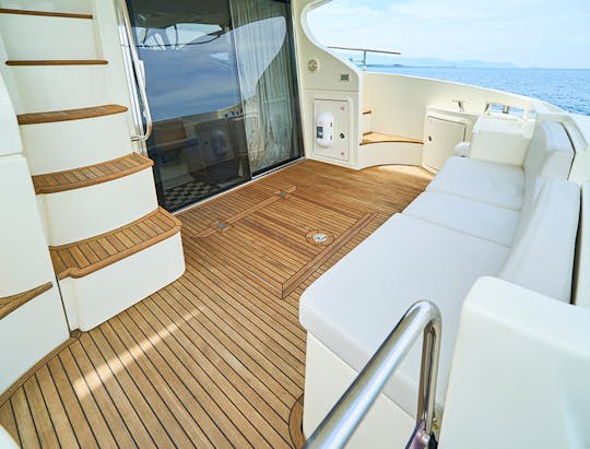 Enjoy the quiet and luxury charter at Setonaikai and feel the taste of Art too!!