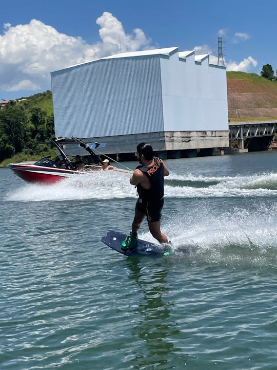 Bateau de wakeboard 21,5 avec leçons de wakeboard incluses