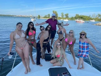 Carver de 36 pies en Toronto disponible para charters privados