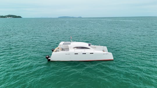 Catamarán Stealth Power de 38 pies - Faraway Hot Chilli