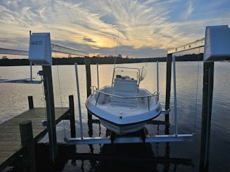 Bateau de pêche Pocket Rocket de 18 pieds à console centrale. 