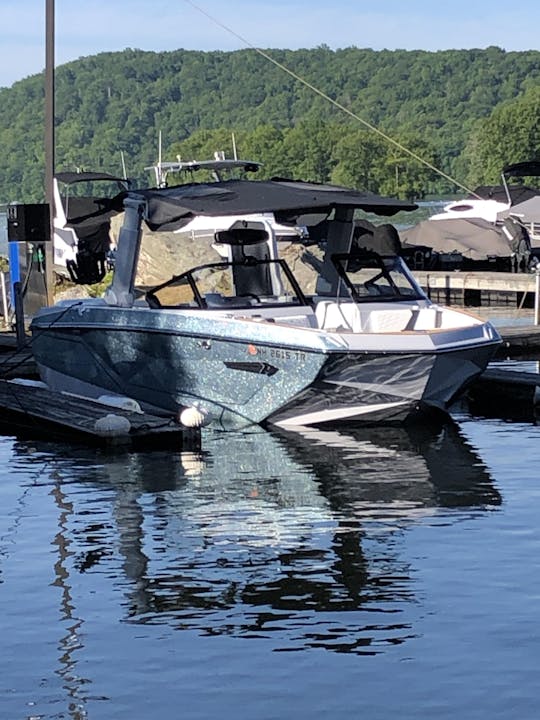Fun on Candlewood Lake 2022 G23 Wakeboard, surf, croisière sur le lac