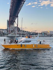 Excursion en catamaran avec déjeuner et plongées près d'une plage de Lisbonne