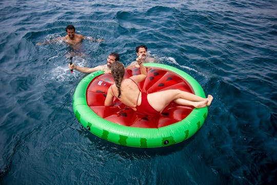 Plaisir au soleil : visite de 2,5 heures de voile, de structures gonflables et de natation à Barcelone