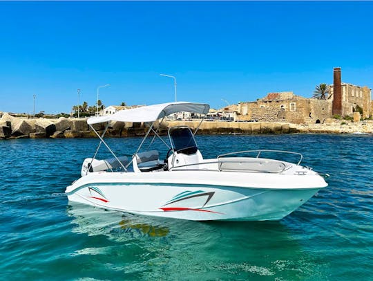 Bateau Trimarchi Giulia de 19 pieds sans permis propulsé par une Suzuki de 40 ch