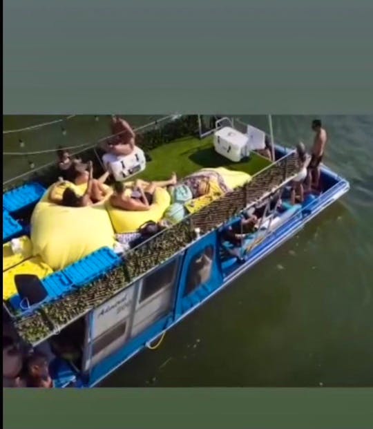 Houseboat Party Boat for 15 in Montréal, Québec