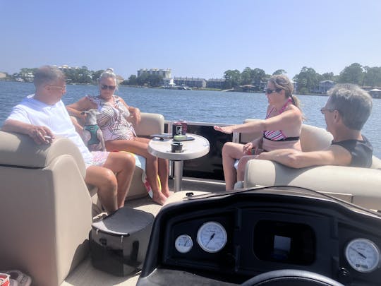 Naviguez sur la côte d'émeraude à bord d'une luxueuse Bentley Tritoon de 22 pieds