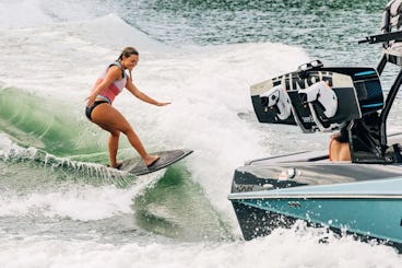 Practica wakesurf en Toronto en un barco de vela de élite (incluye conductor/instructor)