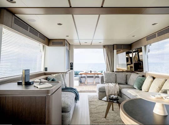 Location de yacht bimoteur Azimut Magallano 66 avec skipper à Podstrana, Croatie