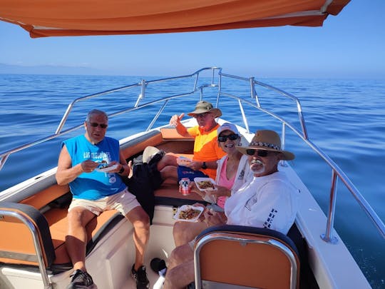 Barco a motor duplo ideal para pesca ou mergulho com snorkel e outras atividades