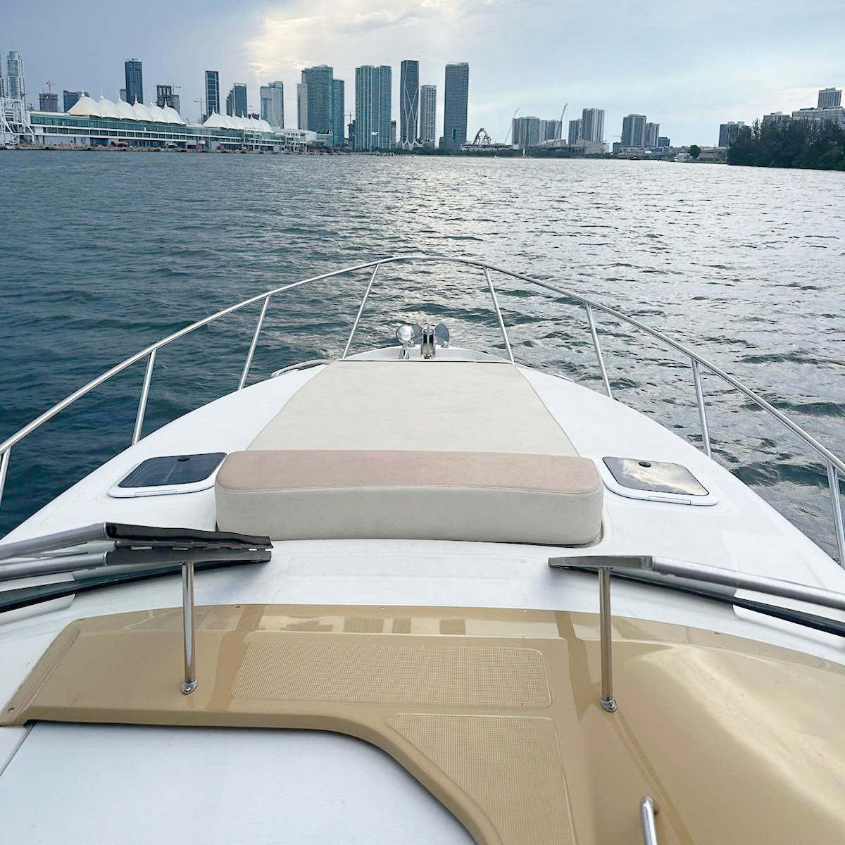 32ft Regal Commodore Miami Cruiser Yacht: Sail in Style | Getmyboat