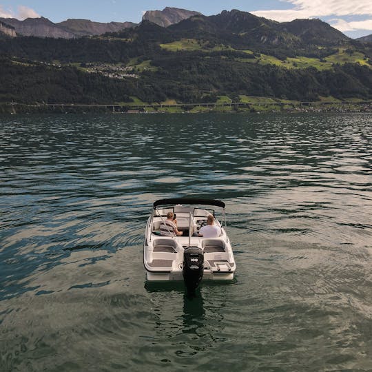 Barco a motor com capitão no Lago Lucerna