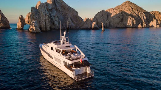 Mega Affordable Luxury Yacht! Spend your nights and days pampered in LUXURY!