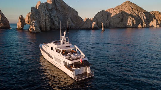 Un yacht de luxe très abordable ! Passez vos nuits et vos journées à vous faire dorloter dans le LUXE !