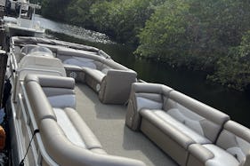 GODFREY SWEETWATER PONTOON - Luxury Party Boat Seat 8 Comfortably!