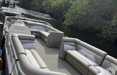 GODFREY SWEETWATER PONTOON - Luxury Party Boat Seat 8 Comfortably!