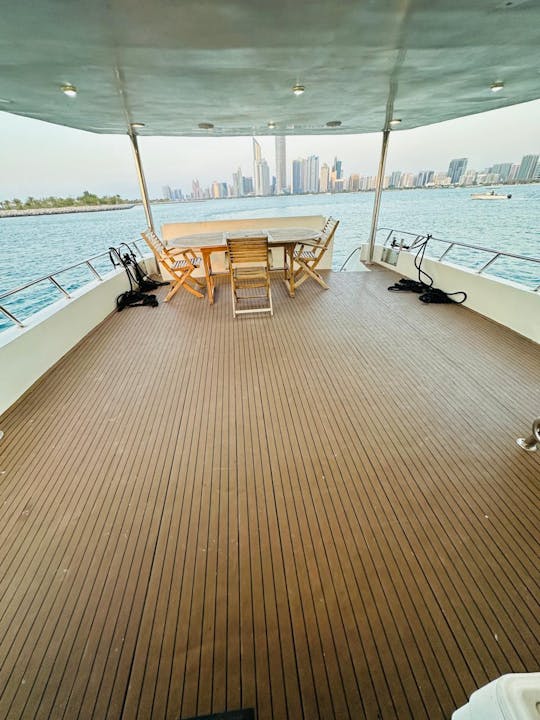 Méga-yacht de luxe de 80 pieds pour 30 personnes à Abu Dhabi